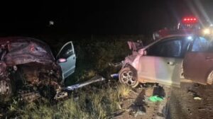 Ambos vehículos quedaron totalmente destrozados. (Foto: gentileza Primera Edición).